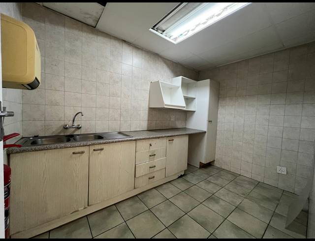 280M² WAREHOUSE TO LET IN STRIJDOMPARK